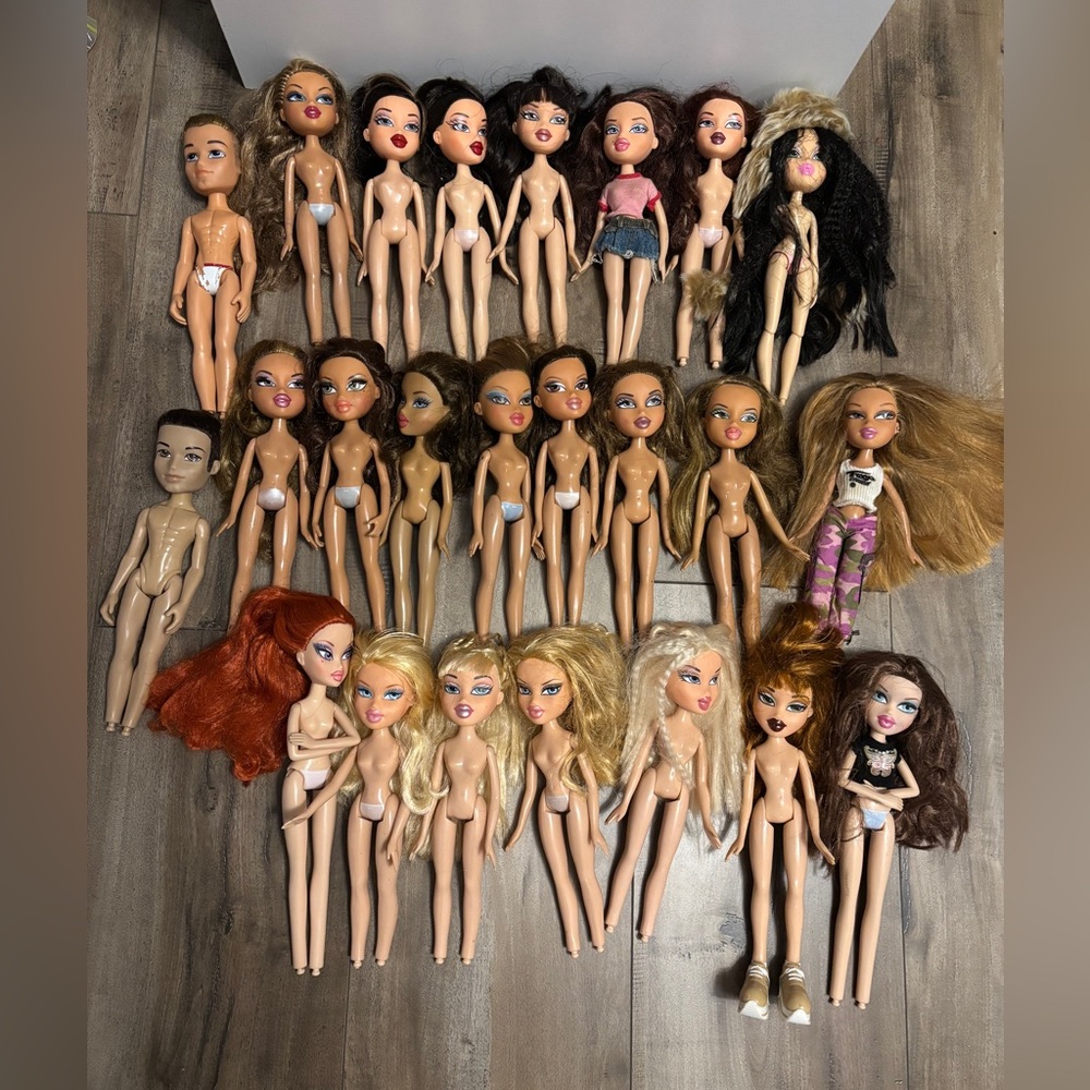 Lot of 24 Bratz Dollz